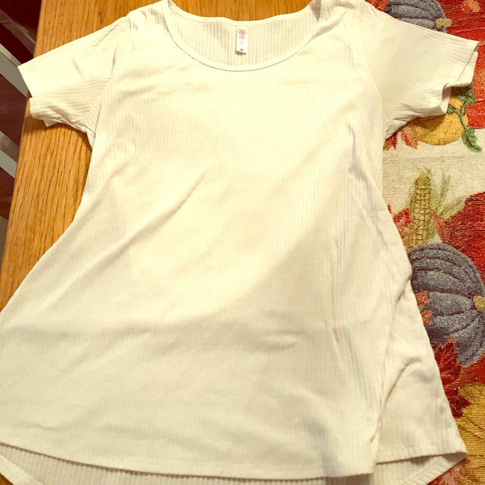 Solid white basic shirt. - Picture 1 of 3